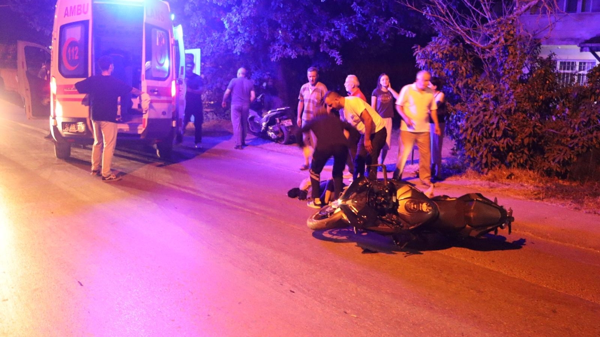 Akyazı'da motosiklet yayalara çarptı: 3 yaralı