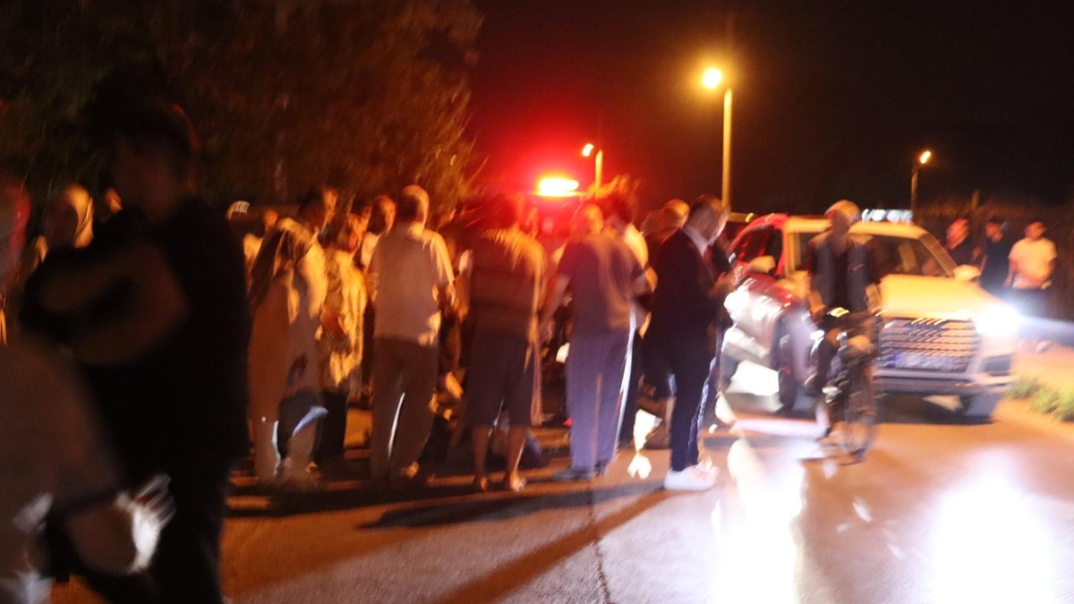 Akyazı'da motosiklet yayalara çarptı: 3 yaralı