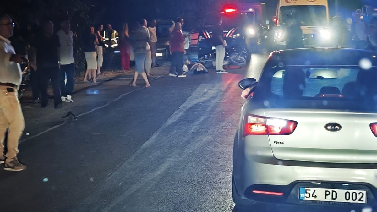 Akyazı'da motosiklet yayalara çarptı: 3 yaralı