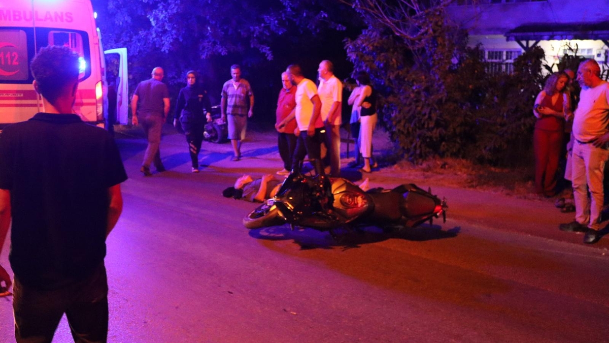 Akyazı'da motosiklet yayalara çarptı: 3 yaralı