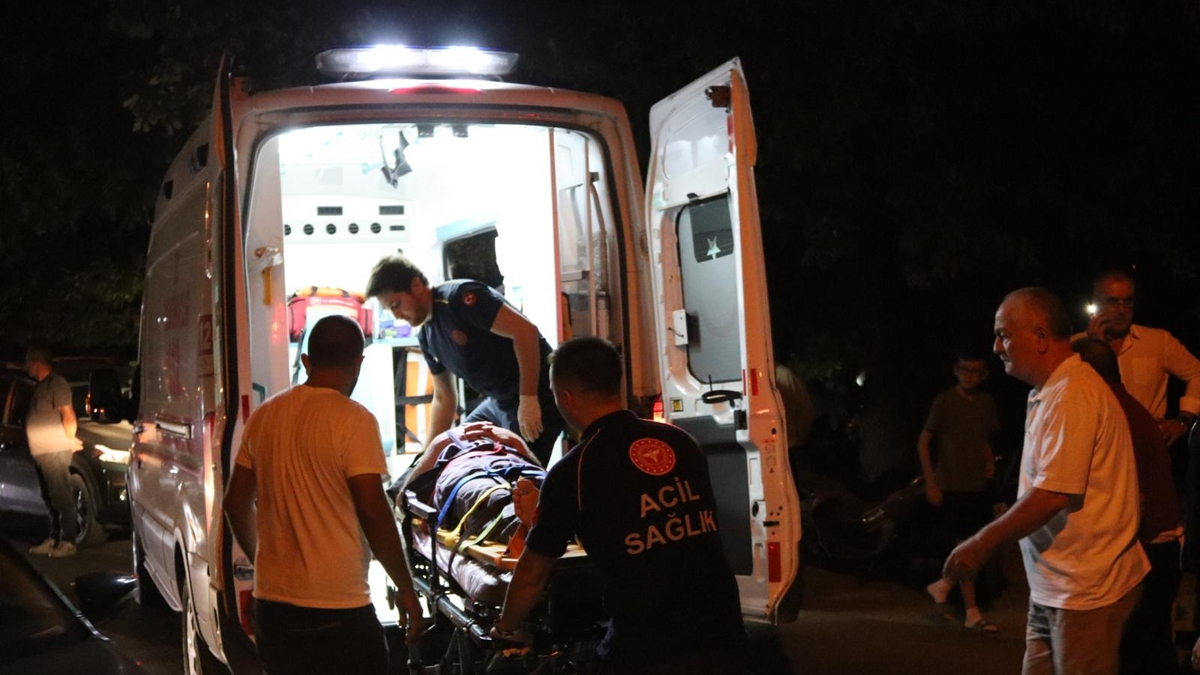 Akyazı'da motosiklet yayalara çarptı: 3 yaralı