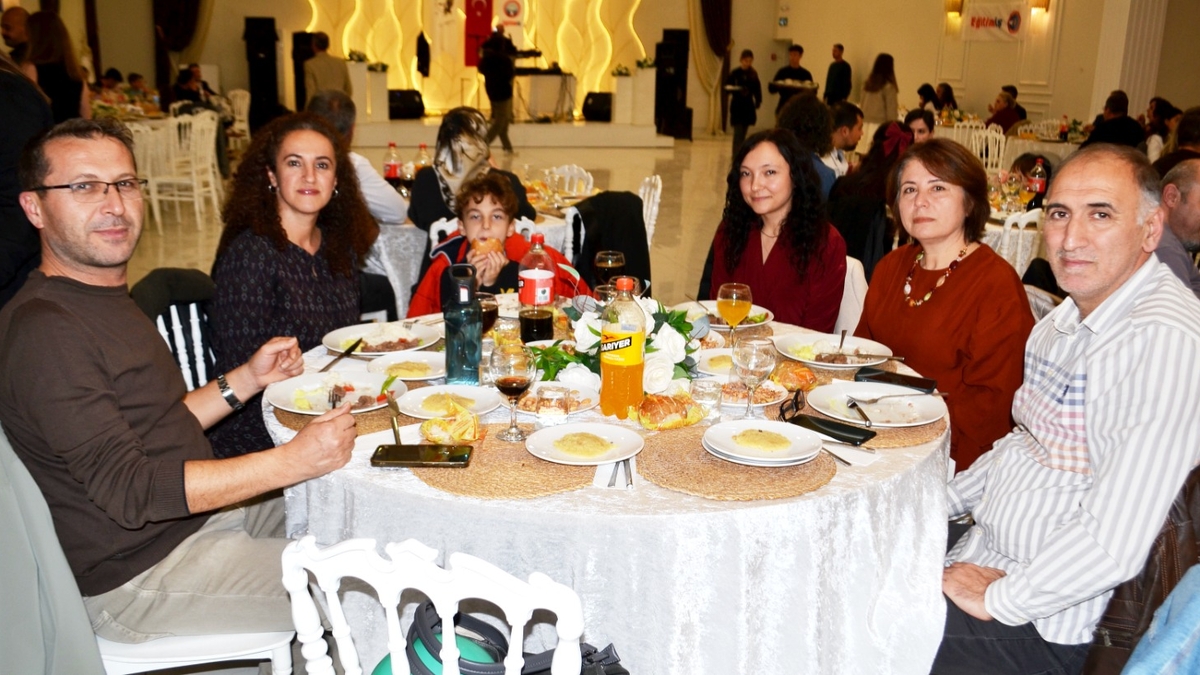 Akyazı'da Öğretmenler Günü Kutlaması