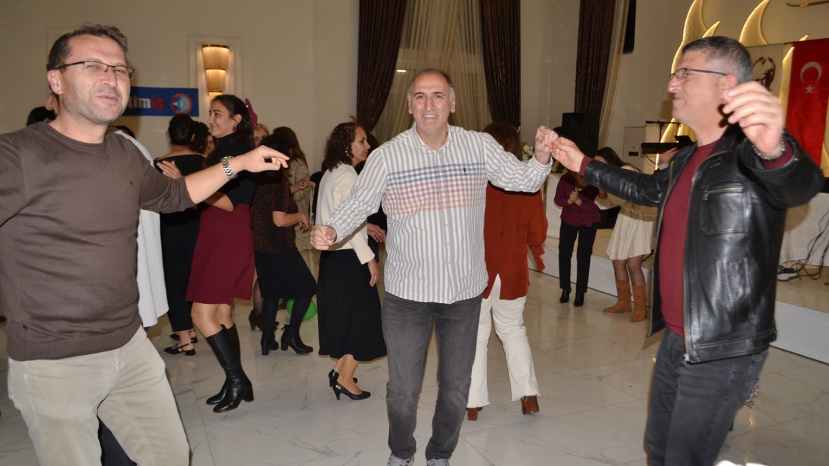 Akyazı'da Öğretmenler Günü Kutlaması