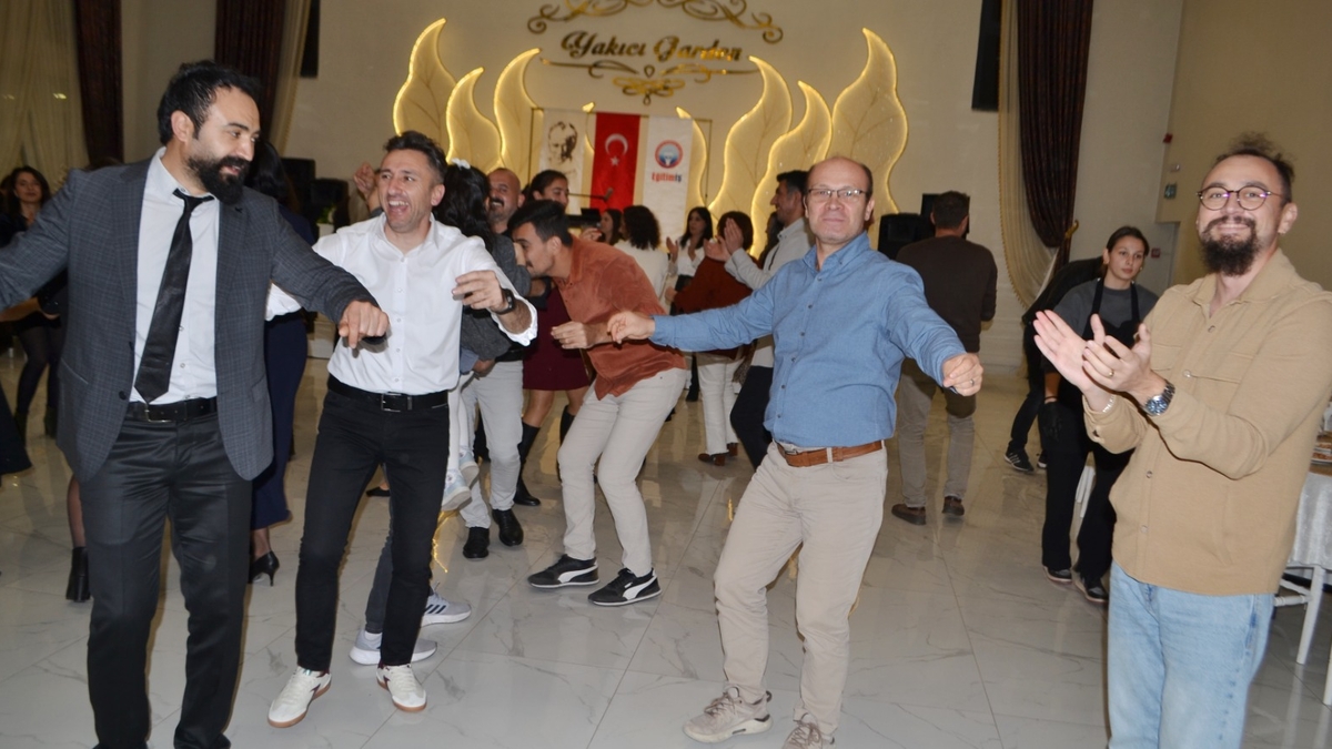 Akyazı'da Öğretmenler Günü Kutlaması