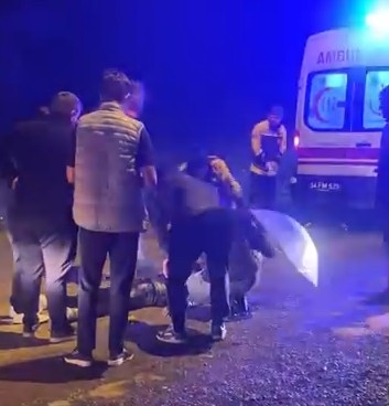 Akyazı'da önlemsiz kum yığını kazaya neden oldu