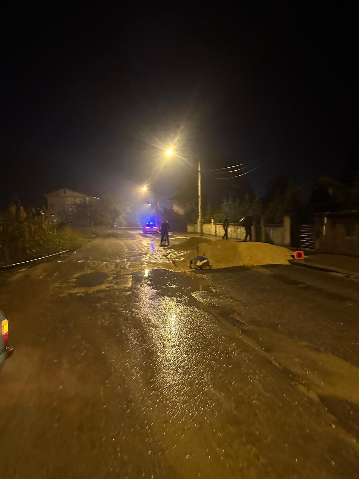 Akyazı'da önlemsiz kum yığını kazaya neden oldu