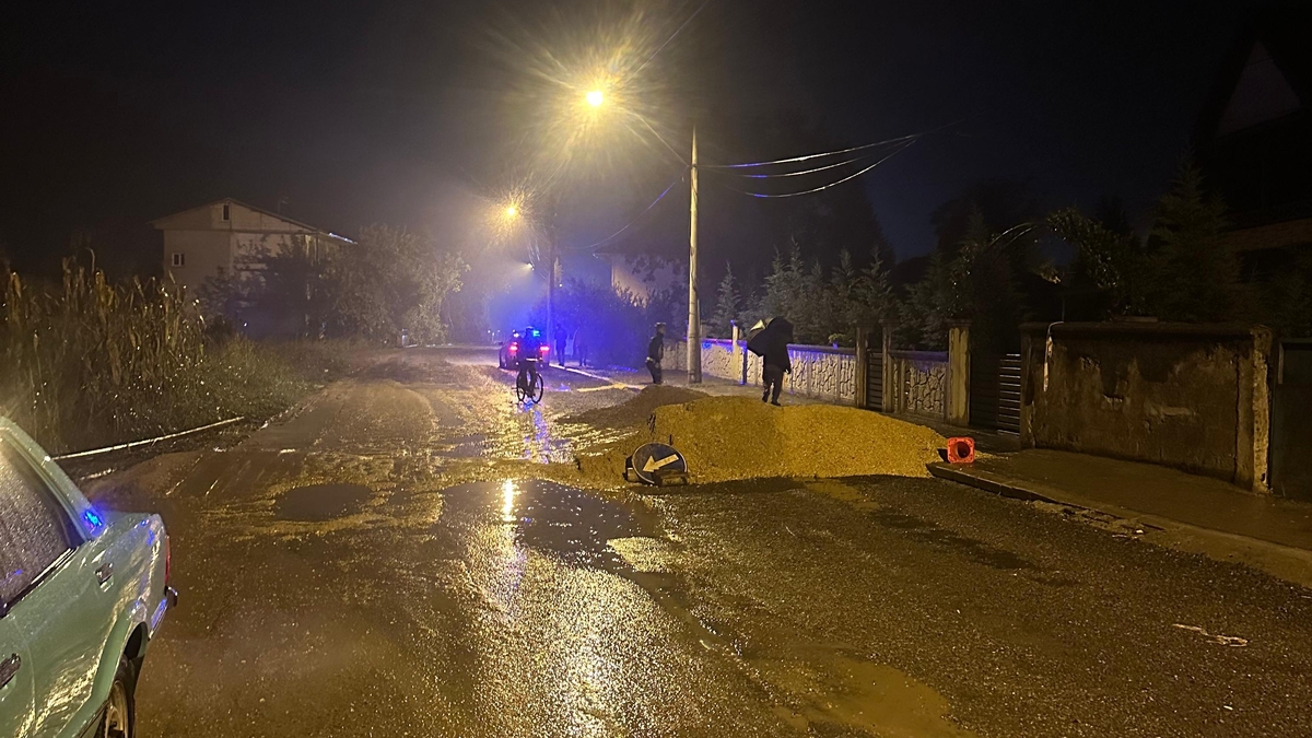 Akyazı'da önlemsiz kum yığını kazaya neden oldu