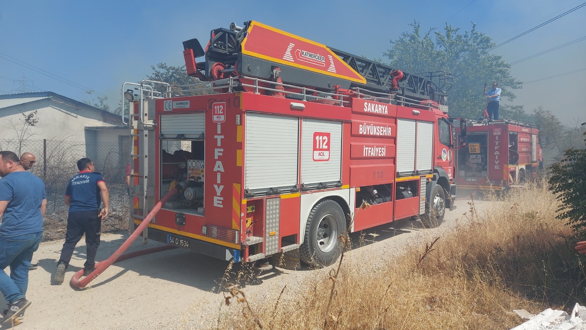 Akyazı'da otluk alanda çıkan yangın evlere ulaşmadan söndürüldü