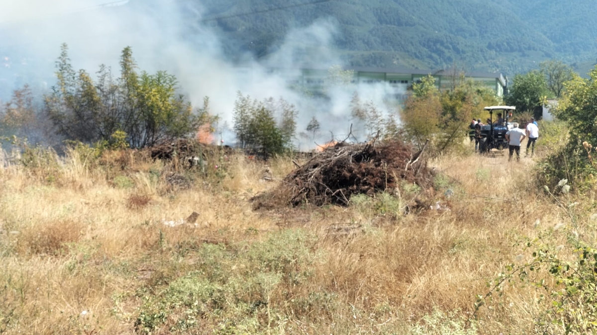 Akyazı'da otluk alanda çıkan yangın evlere ulaşmadan söndürüldü