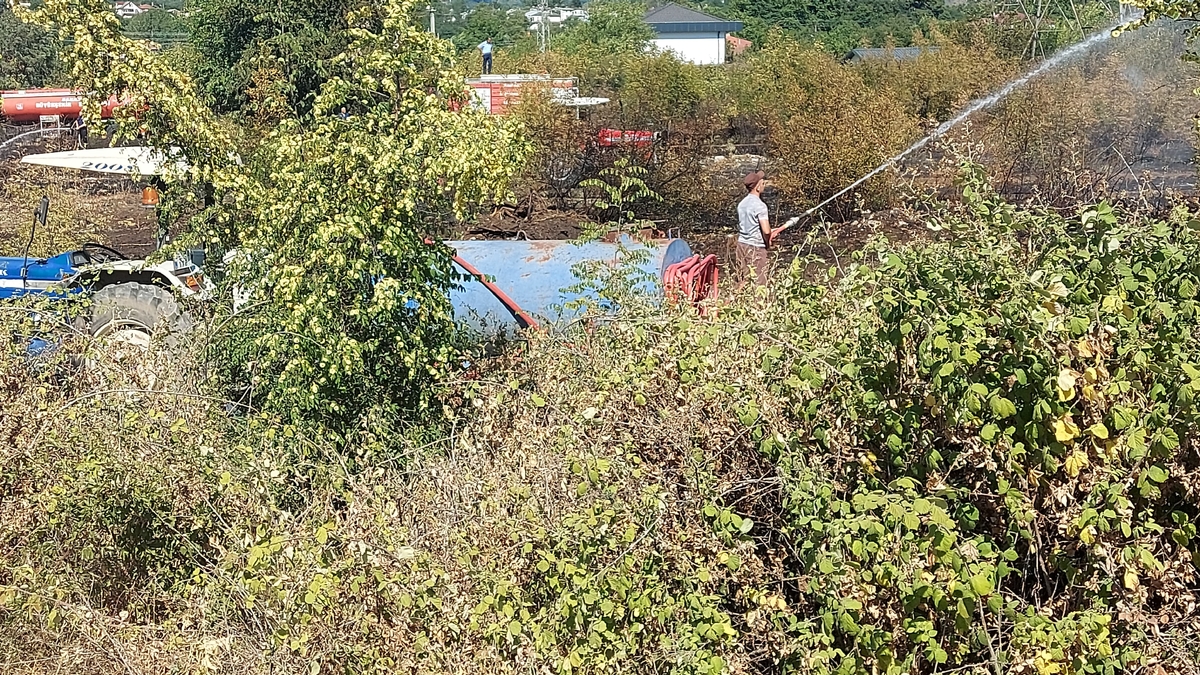 Akyazı'da otluk alanda çıkan yangın evlere ulaşmadan söndürüldü