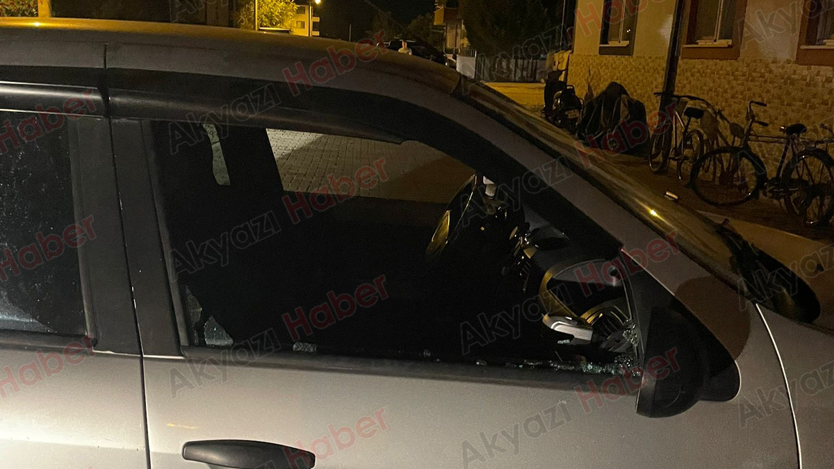 Akyazı'da park halindeki otomobile saldırı