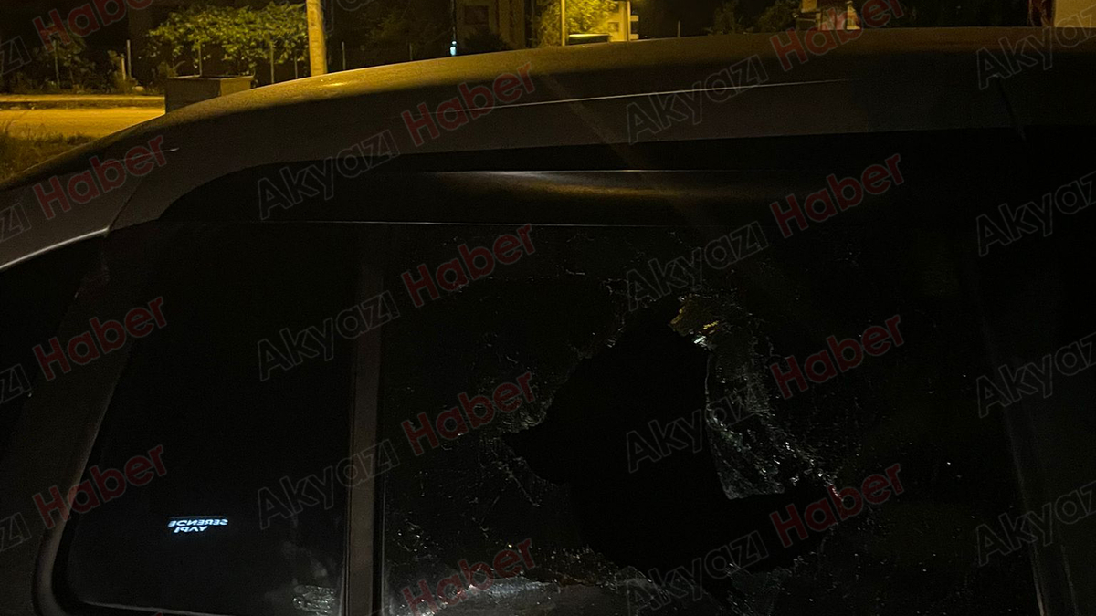 Akyazı'da park halindeki otomobile saldırı