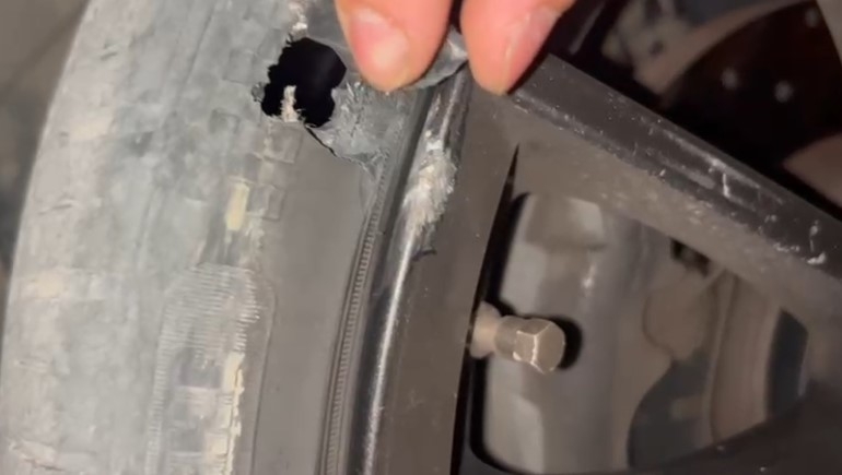 Akyazı'da rögar çukuruna giren aracın iki lastiği yarıldı