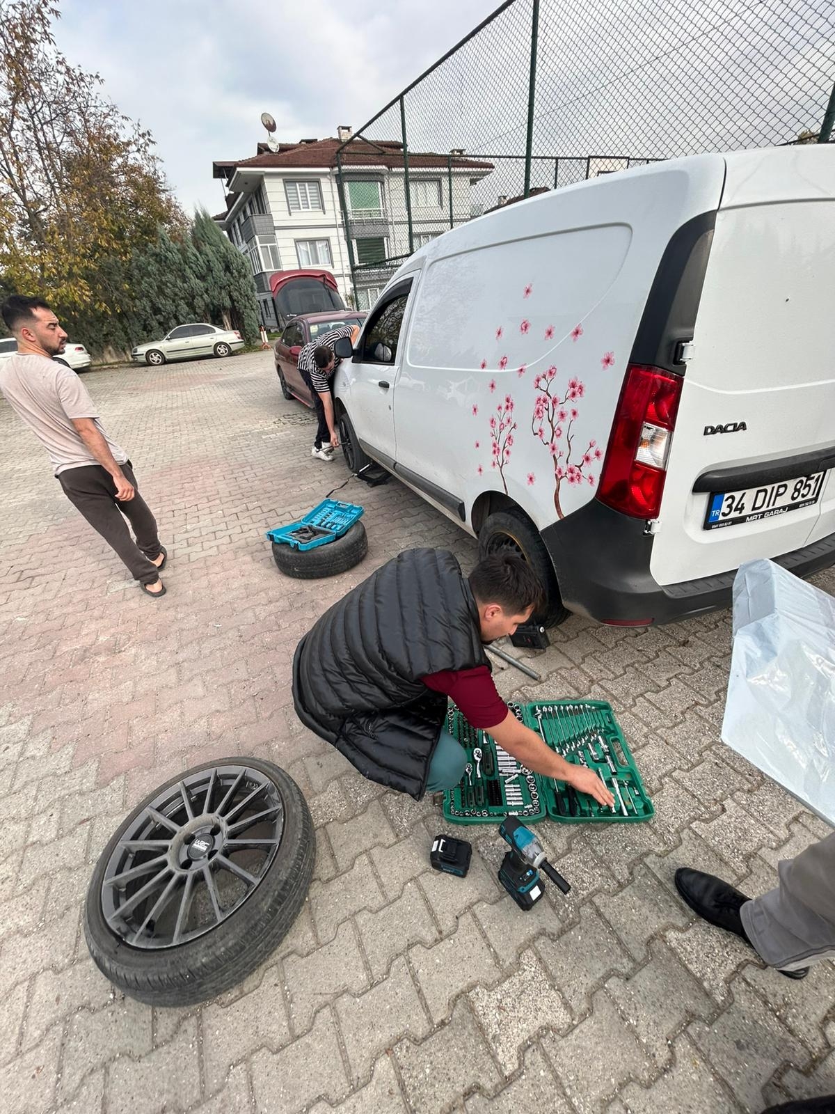 Akyazı'da rögar çukuruna giren aracın iki lastiği yarıldı