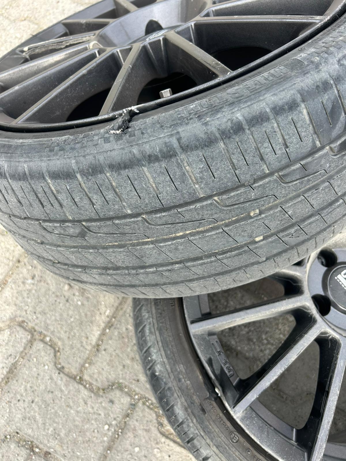 Akyazı'da rögar çukuruna giren aracın iki lastiği yarıldı