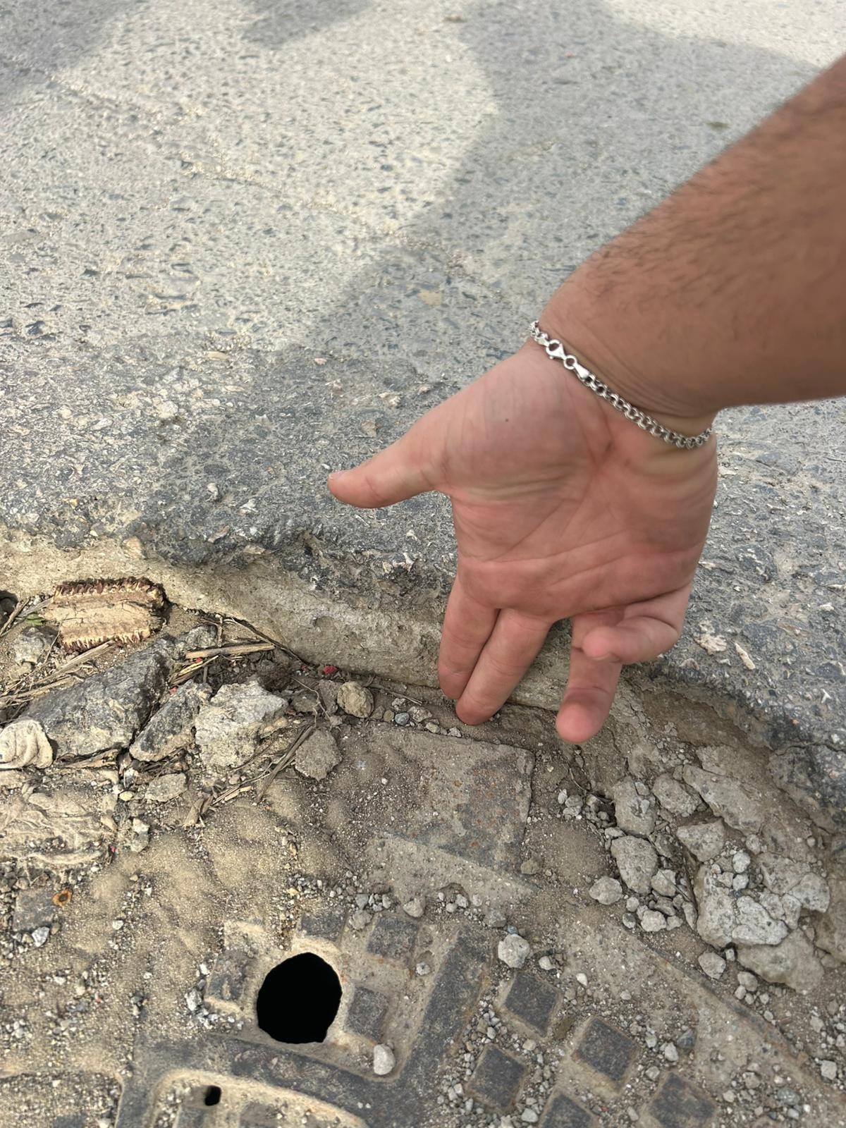 Akyazı'da rögar çukuruna giren aracın iki lastiği yarıldı