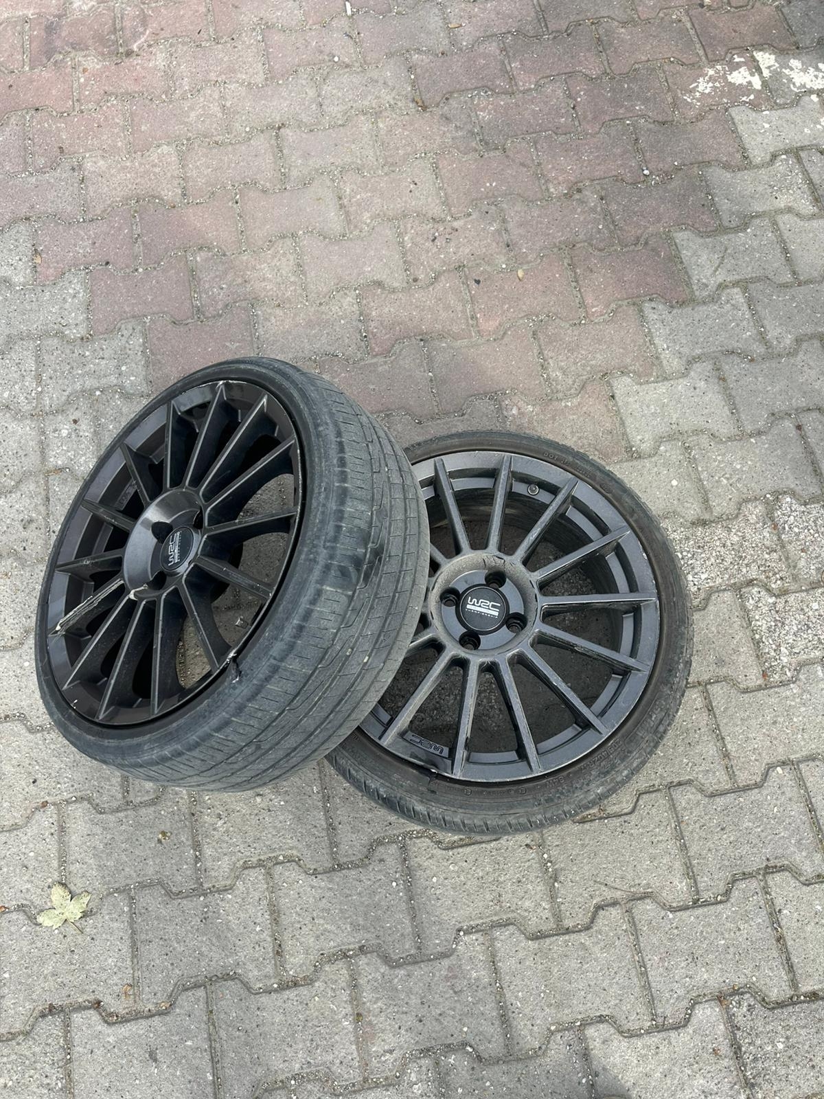 Akyazı'da rögar çukuruna giren aracın iki lastiği yarıldı