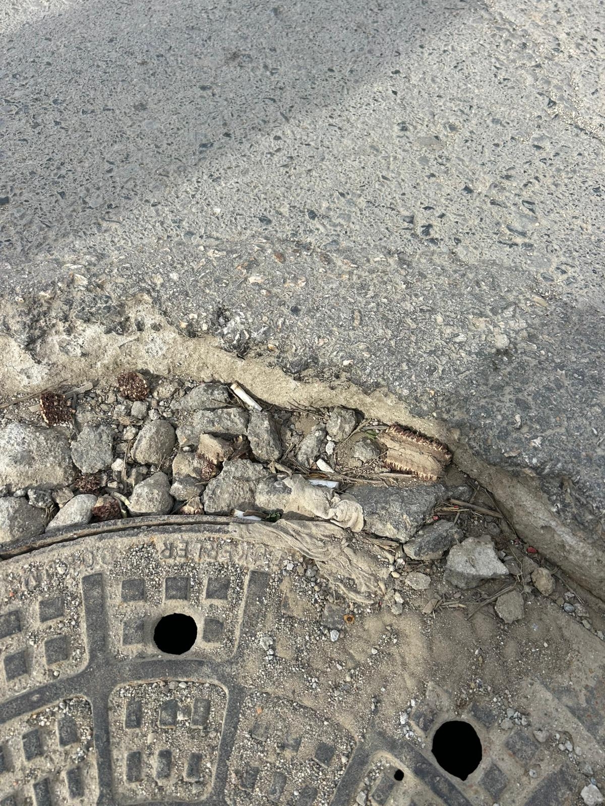 Akyazı'da rögar çukuruna giren aracın iki lastiği yarıldı