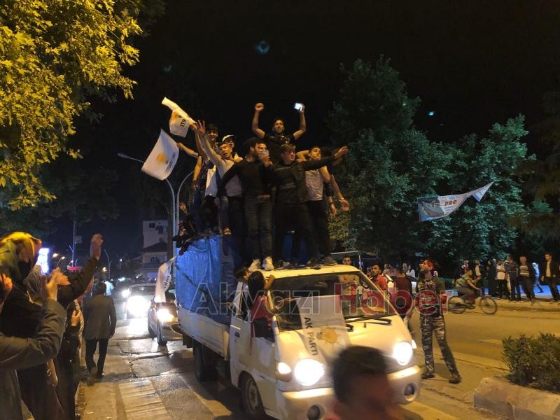 Akyazı'da Sevinç Gösterileri