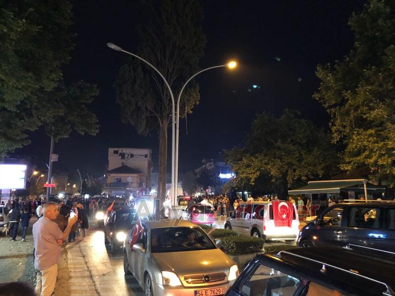 Akyazı'da Sevinç Gösterileri