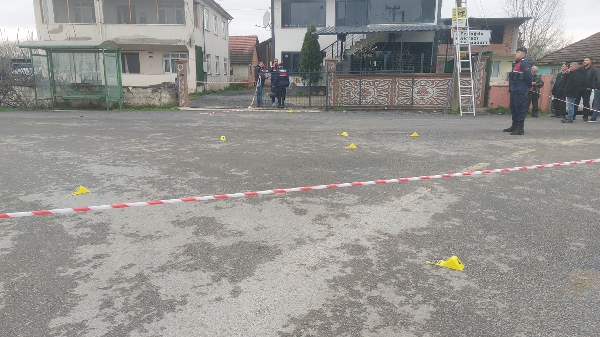 Akyazı'da silahlı saldırı: 2 kişi vuruldu