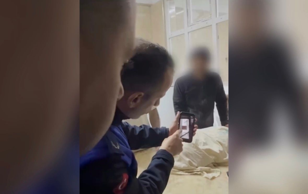 Akyazı'da skandal görüntü; Ayakları ile hamur yoğurdu