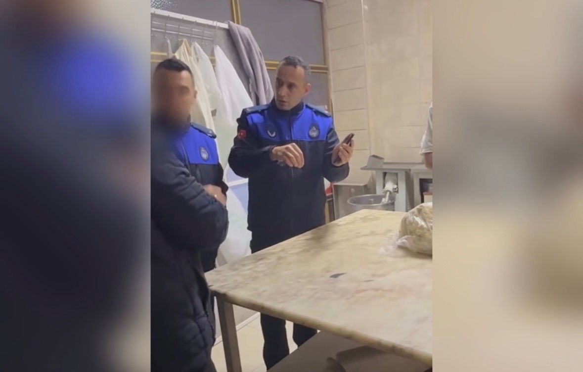 Akyazı'da skandal görüntü; Ayakları ile hamur yoğurdu