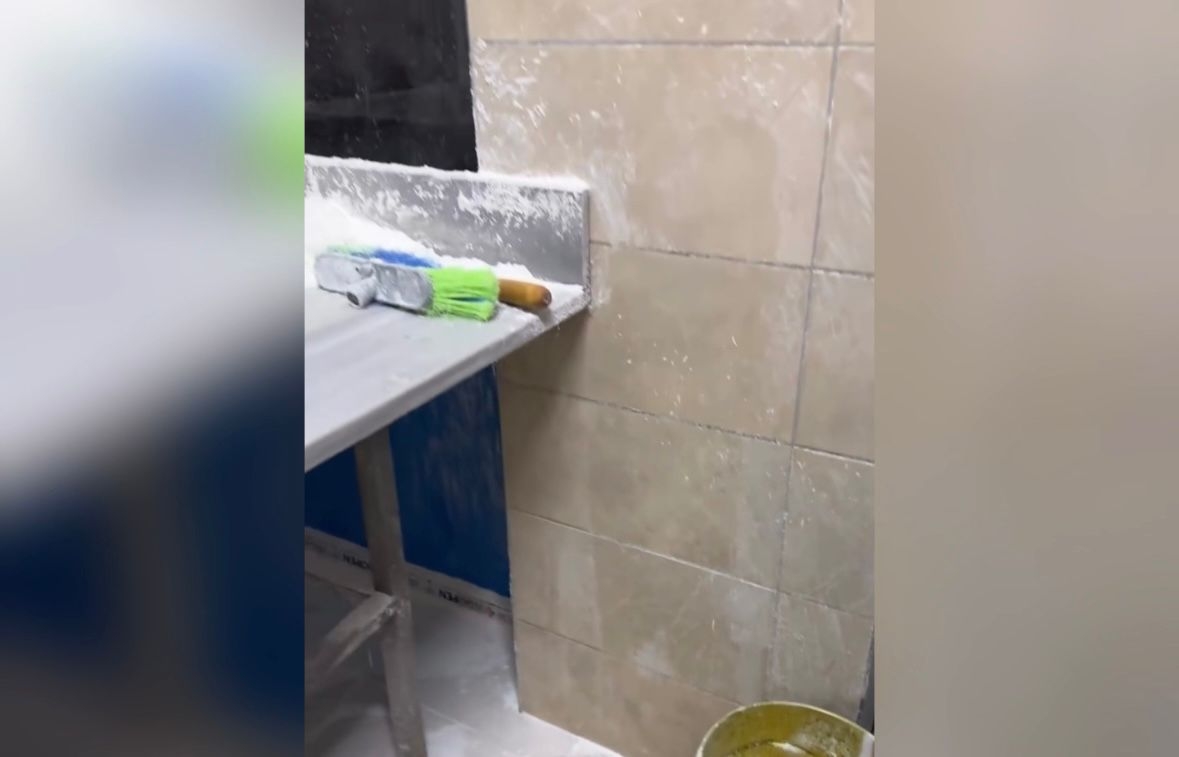 Akyazı'da skandal görüntü; Ayakları ile hamur yoğurdu