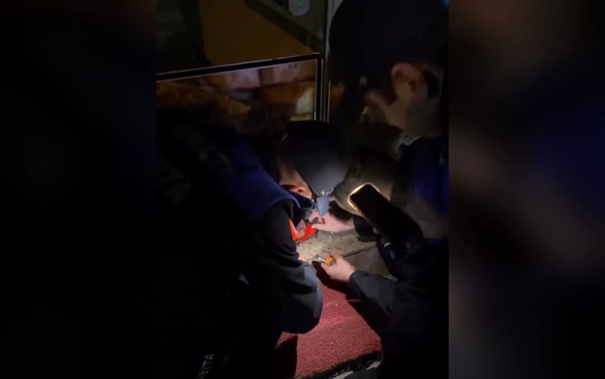 Akyazı'da skandal görüntü; Ayakları ile hamur yoğurdu