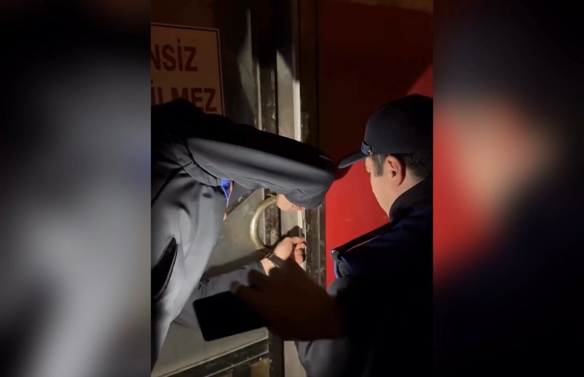 Akyazı'da skandal görüntü; Ayakları ile hamur yoğurdu