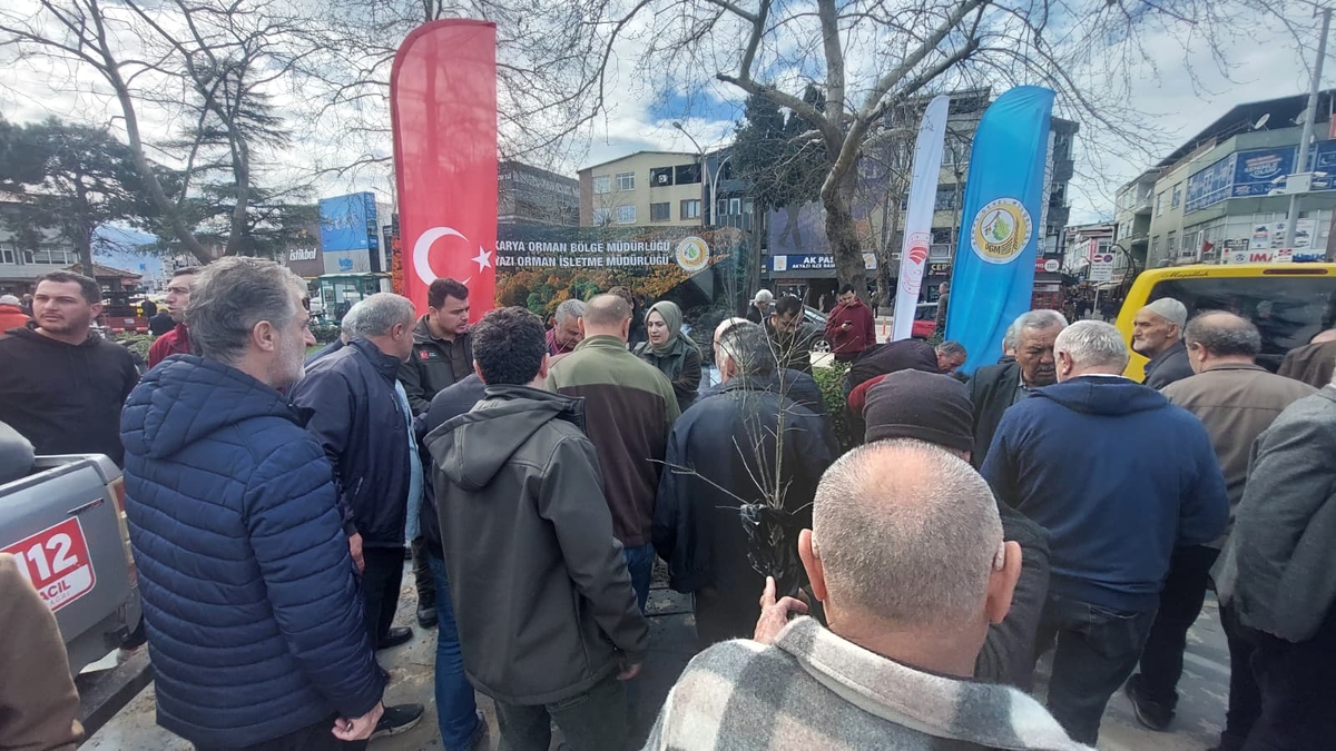Akyazı'da ücretsiz meyve fidanı dağıtıldı