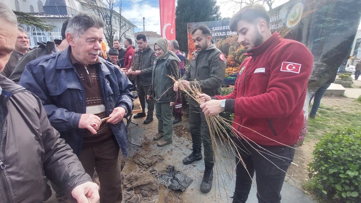 Akyazı'da ücretsiz meyve fidanı dağıtıldı