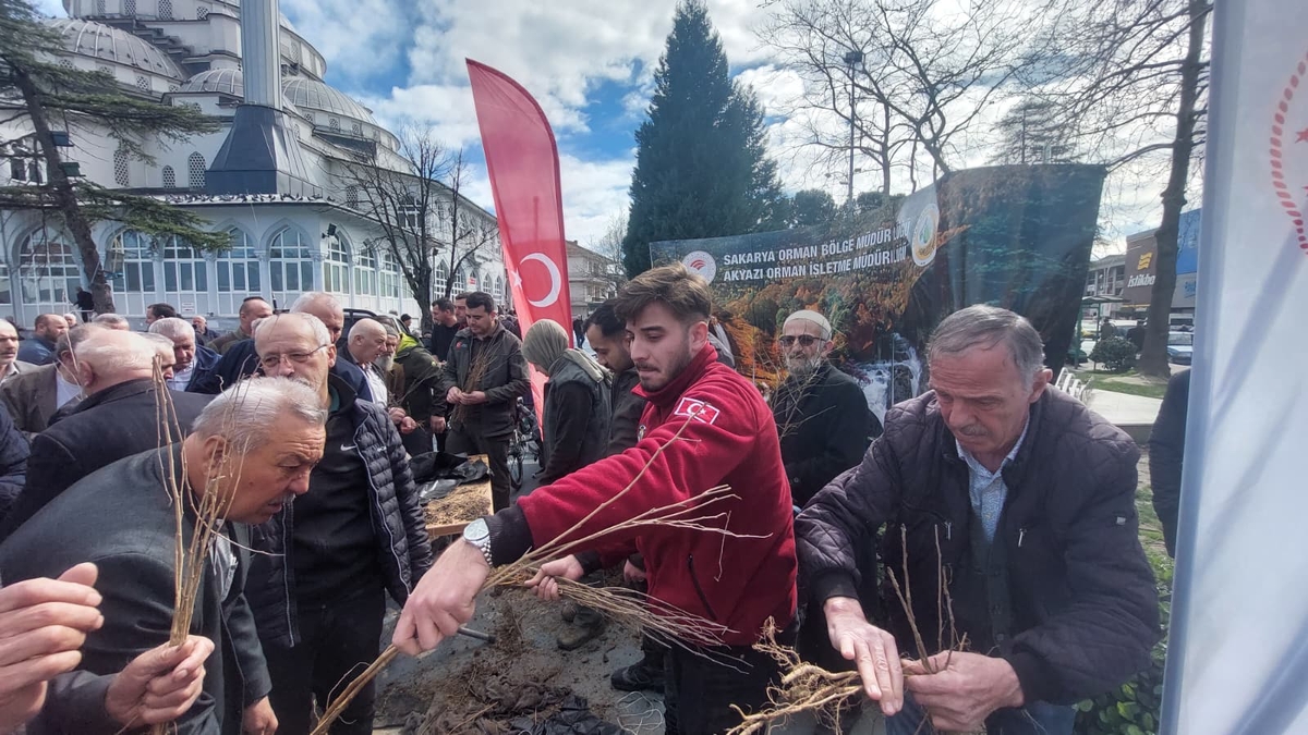 Akyazı'da ücretsiz meyve fidanı dağıtıldı