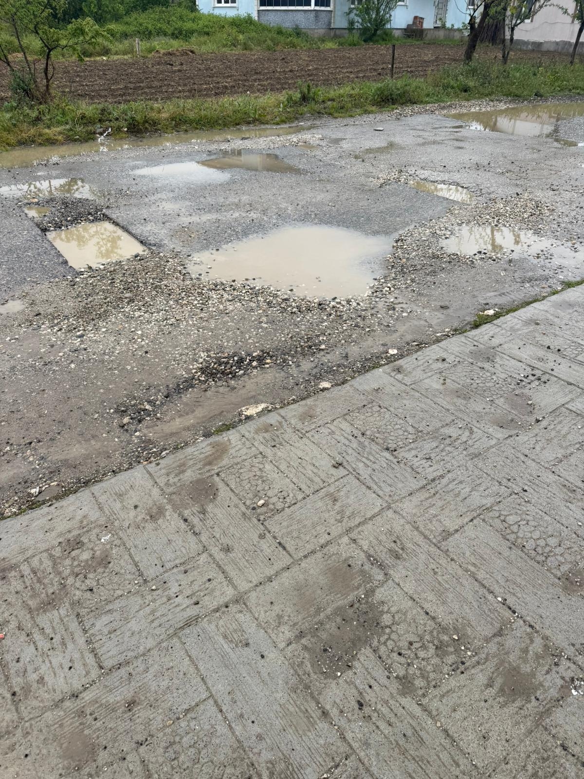 Akyazı'da vatandaşın çamur ve çukur şikayeti