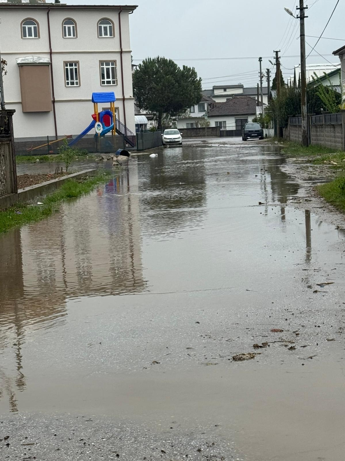 Akyazı'da vatandaşın çamur ve çukur şikayeti