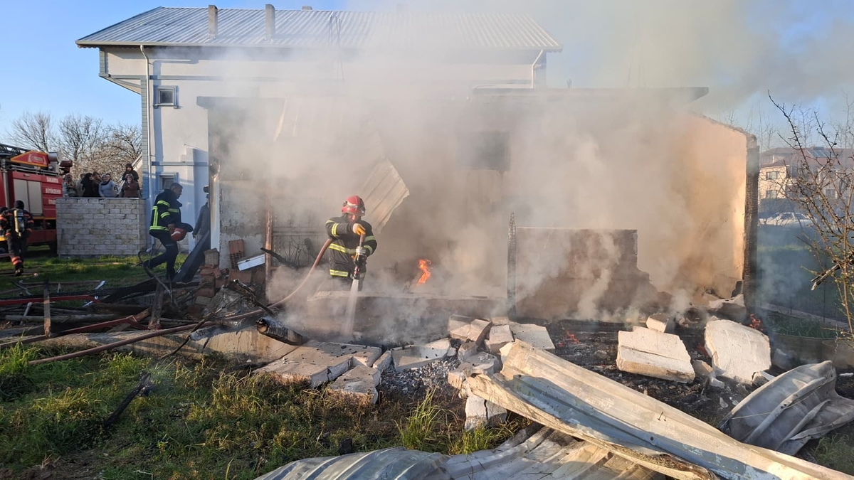 Akyazı'da yangın; Patlama sesi paniğe neden oldu