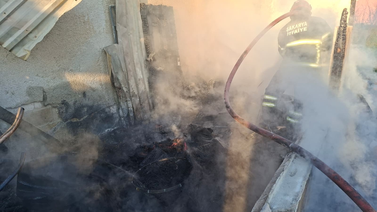 Akyazı'da yangın; Patlama sesi paniğe neden oldu