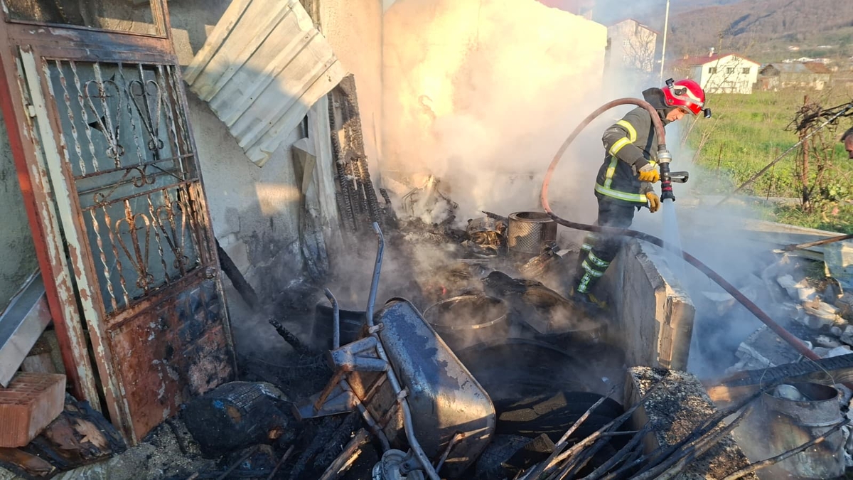 Akyazı'da yangın; Patlama sesi paniğe neden oldu