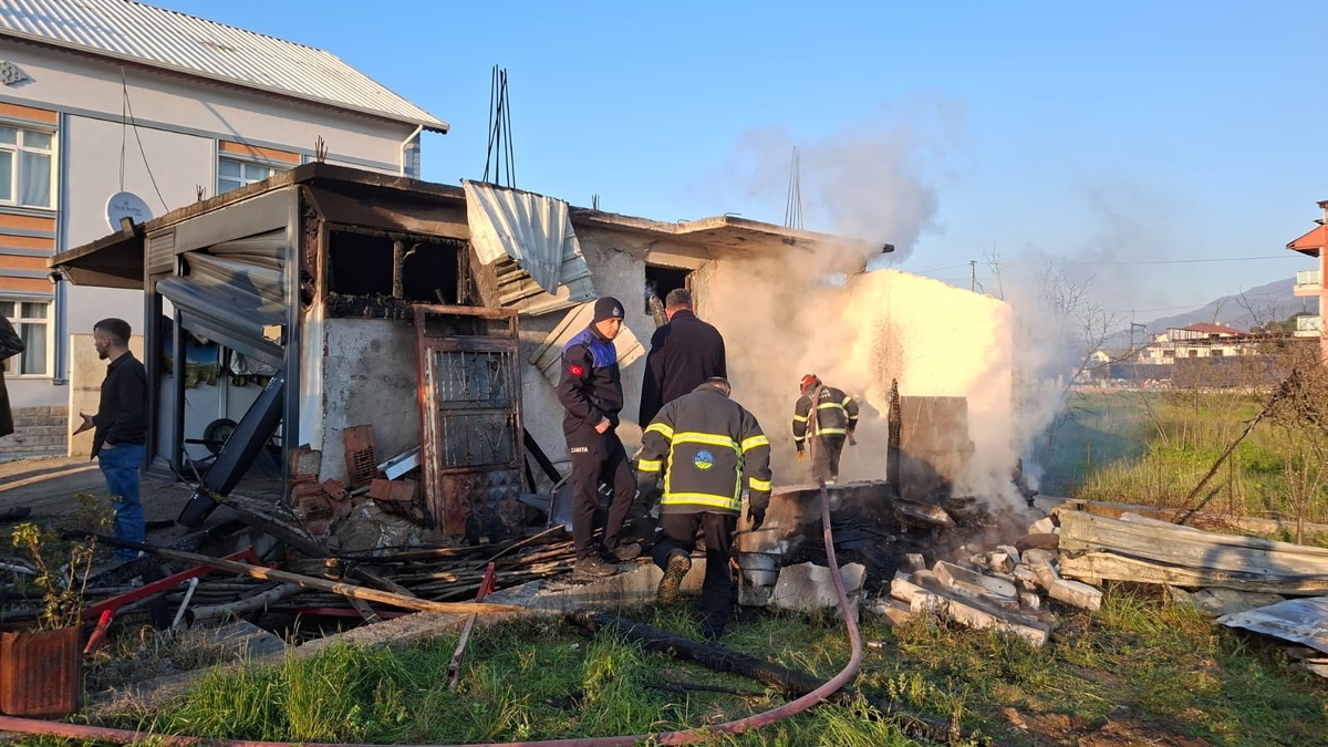 Akyazı'da yangın; Patlama sesi paniğe neden oldu