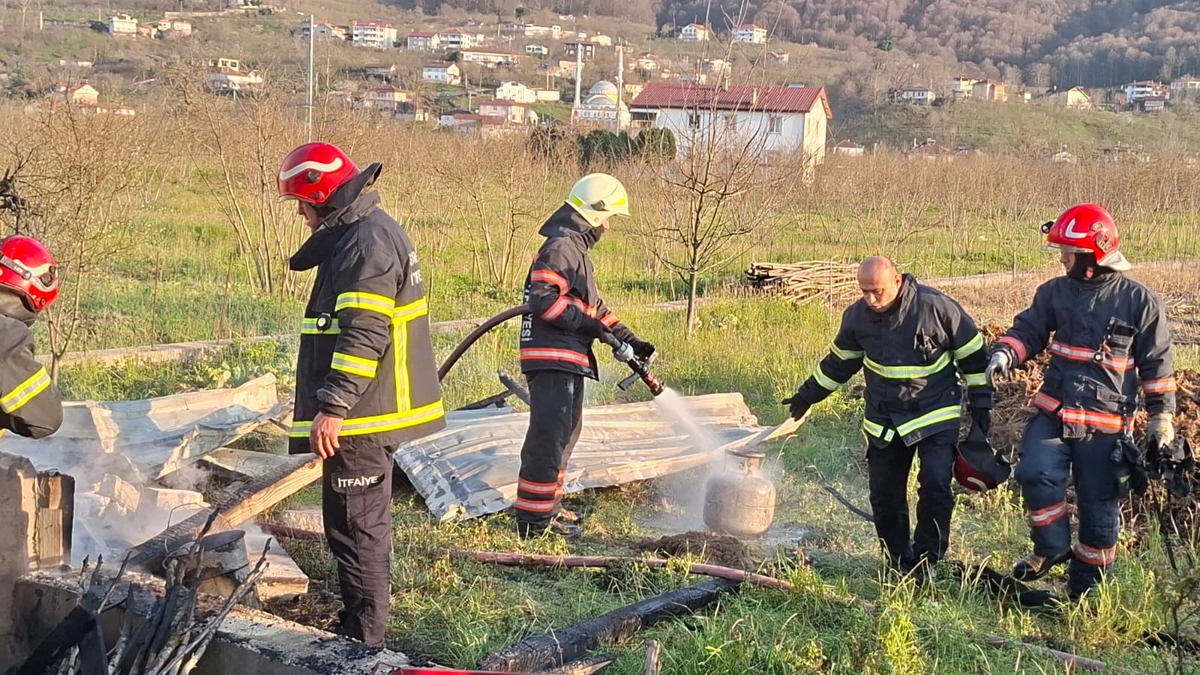 Akyazı'da yangın; Patlama sesi paniğe neden oldu