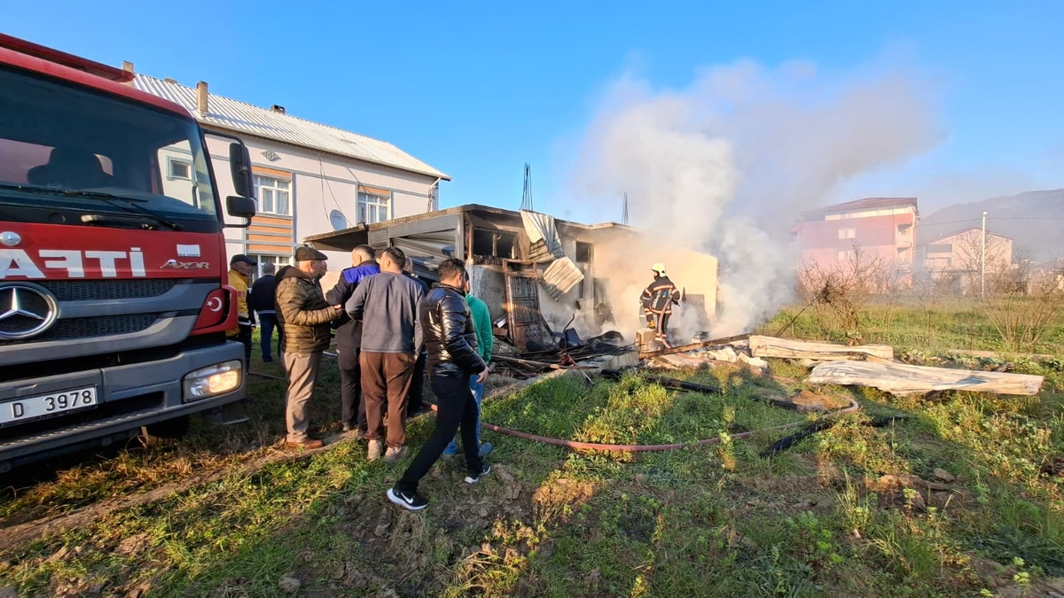 Akyazı'da yangın; Patlama sesi paniğe neden oldu