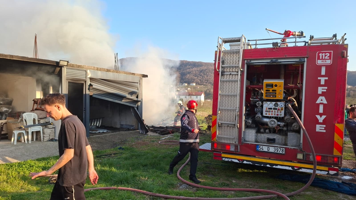 Akyazı'da yangın; Patlama sesi paniğe neden oldu