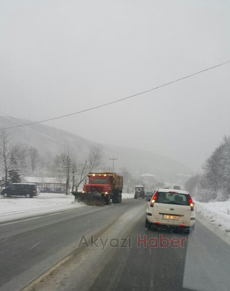 Akyazı da Yoğun Kar Yağışı Hayatı Olumsuz Etkilemeye Başladı