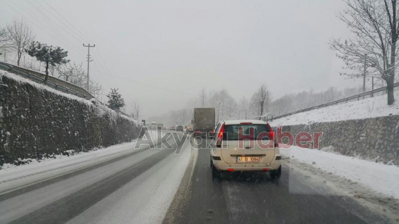 Akyazı da Yoğun Kar Yağışı Hayatı Olumsuz Etkilemeye Başladı