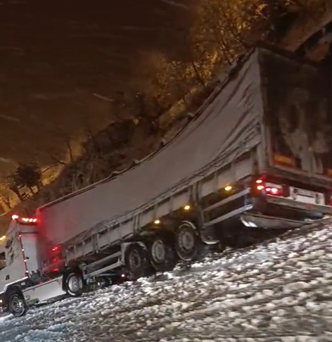 Akyazı'da yoğun kar yağışı, pek çok yol saatlerdir kapalı