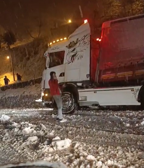 Akyazı'da yoğun kar yağışı, pek çok yol saatlerdir kapalı