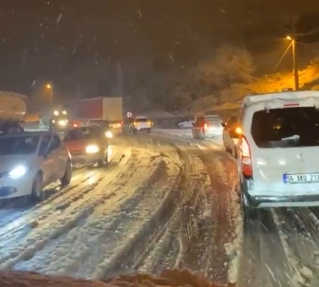 Akyazı'da yoğun kar yağışı, pek çok yol saatlerdir kapalı