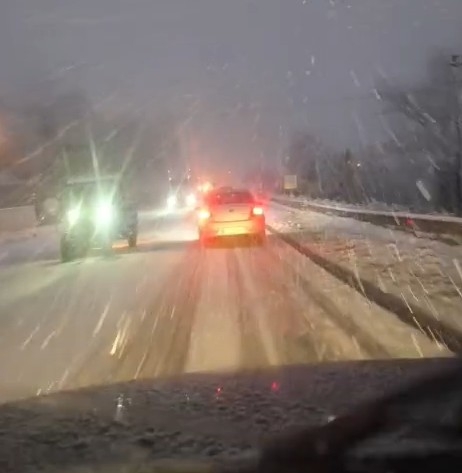 Akyazı'da yoğun kar yağışı, pek çok yol saatlerdir kapalı