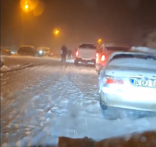Akyazı'da yoğun kar yağışı, pek çok yol saatlerdir kapalı