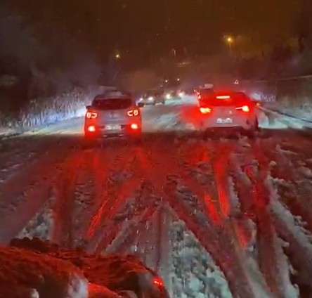 Akyazı'da yoğun kar yağışı, pek çok yol saatlerdir kapalı